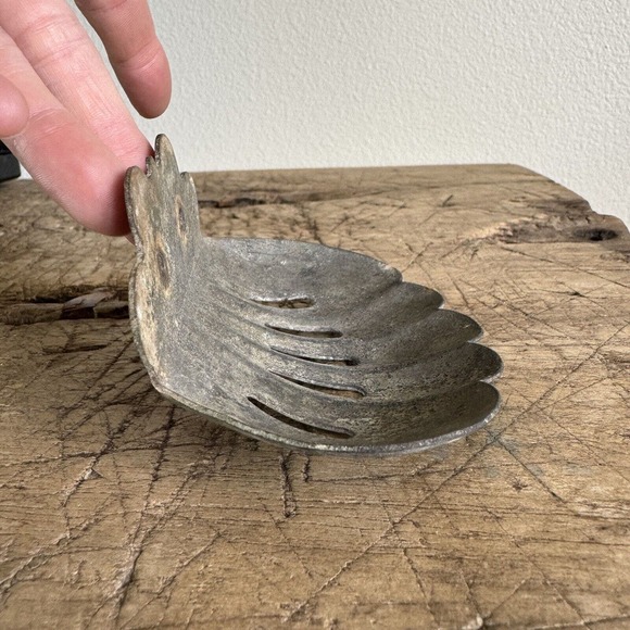 Vintage Metal Soap Dish Wall Mount Scalloped Feminine Patina Rustic Salvage - Picture 7 of 11